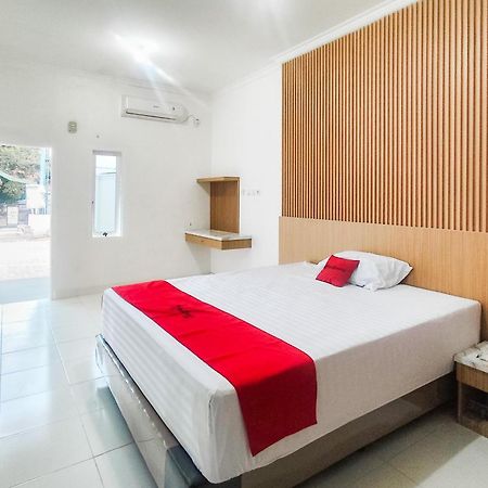 RedDoorz at Linda Residence Jambi Esterno foto